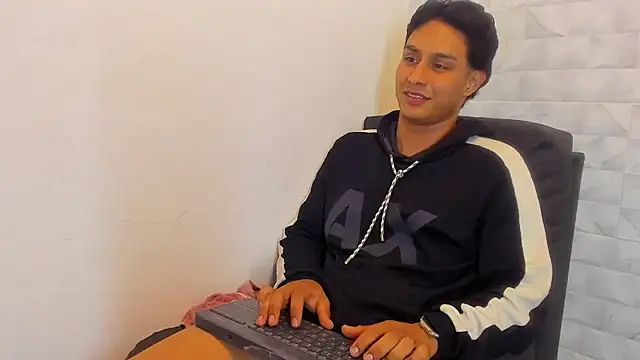 Snapshot of Stone_grey1_ chatting on March 19, 2025, 8:45 am Stone grey1 online show from March 19, 2025, 8:45 am