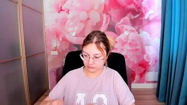 AngelinaLow online show from March 6, 2026, 12:33 pm