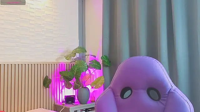 TiffanyWalk online show from April 13, 2026, 12:42 pm