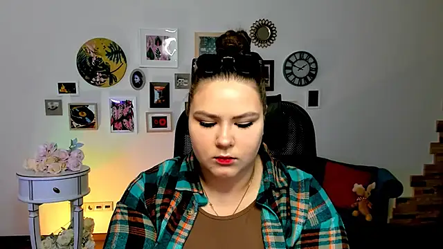 Snapshot of FlorenceAnderson chatting on March 22, 2025, 9:45 am FlorenceAnderson online show from March 22, 2025, 9:45 am