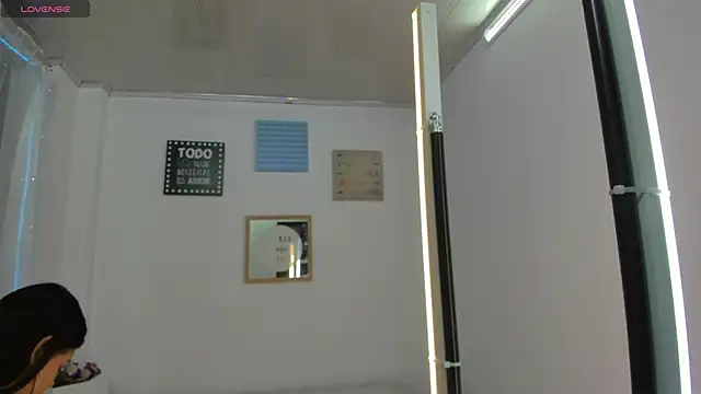 Pretty Johnson  online show from November 5, 2025, 11:35 am