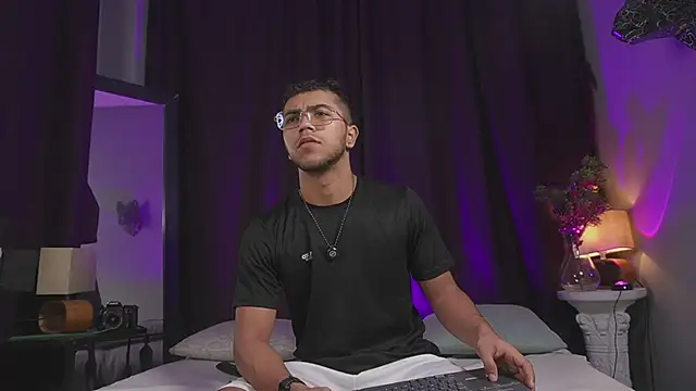 Colstorw  online show from December 22, 2025, 10:04 am