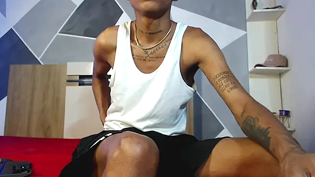 Snapshot of DavidLondo chatting on September 23, 2025, 4:19 am DavidLondo online show from September 23, 2025, 4:19 am