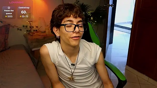 Snapshot of Matty_Sparkk chatting on May 1, 2026, 1:05 pm Matty Sparkk online show from May 1, 2026, 1:05 pm