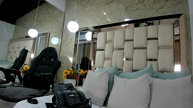 keylamillerr online show from November 12, 2025, 5:28 pm