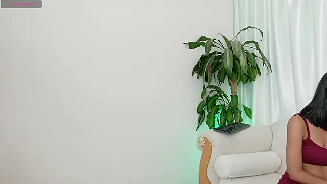 YuliethPetite online show from July 6, 2026, 1:51 pm