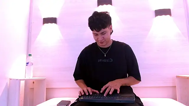 Jhojan twink online show from January 7, 2026, 4:06 am