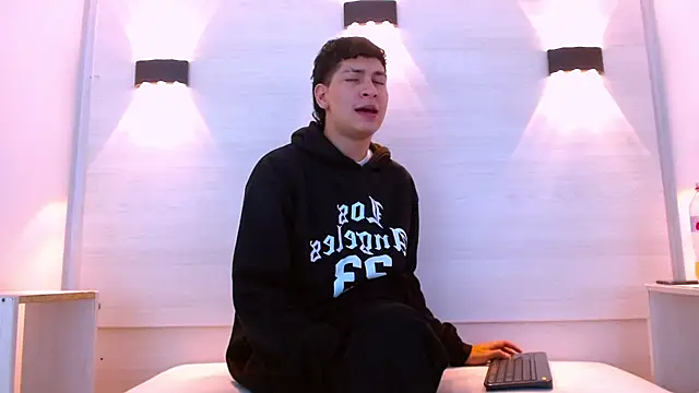 Jhojan twink online show from December 17, 2025, 12:54 pm