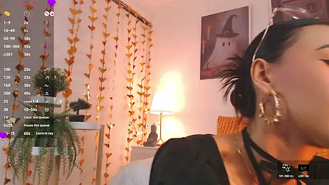 Valen ross  online show from October 31, 2025, 1:02 am