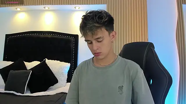 LiamWildx20 online show from May 22, 2026, 5:38 am