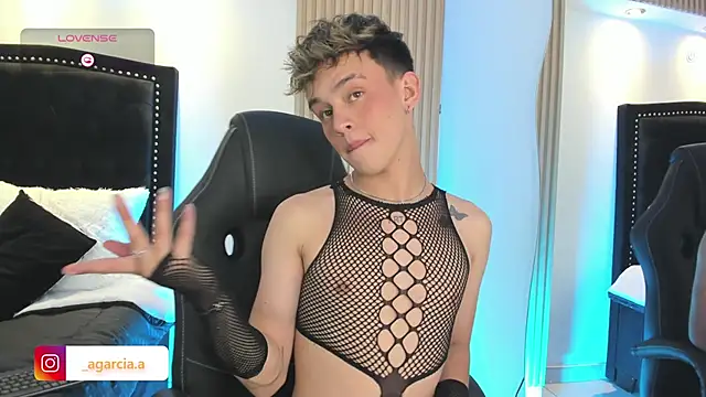 LiamWildx20 online show from May 19, 2026, 4:41 am