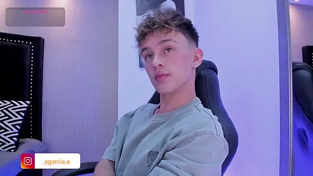 Snapshot of LiamWildx20 chatting on April 8, 2026, 4:14 am LiamWildx20 online show from April 8, 2026, 4:14 am