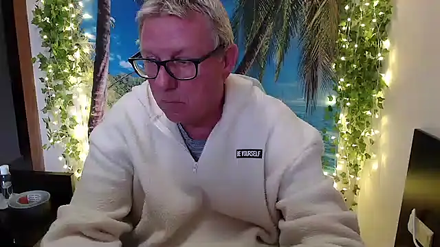 Snapshot of JamesBauer chatting on November 19, 2025, 10:04 am JamesBauer online show from November 19, 2025, 10:04 am