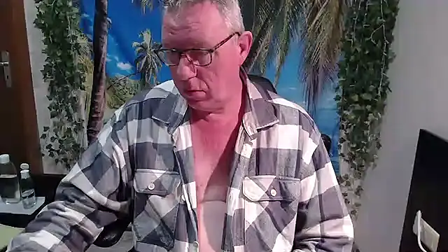 Snapshot of JamesBauer chatting on December 1, 2025, 4:24 am JamesBauer online show from December 1, 2025, 4:24 am