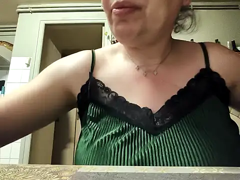 mimi19820 online show from April 19, 2026, 1:34 pm