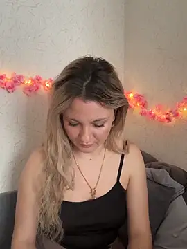 mollygirll online show from October 14, 2025, 9:32 am