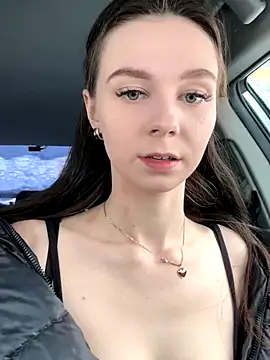 MilaBee online show from November 8, 2025, 3:32 am