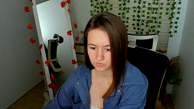 Snapshot of Catherine_e chatting on October 8, 2025, 6:19 pm Catherine e online show from October 8, 2025, 6:19 pm