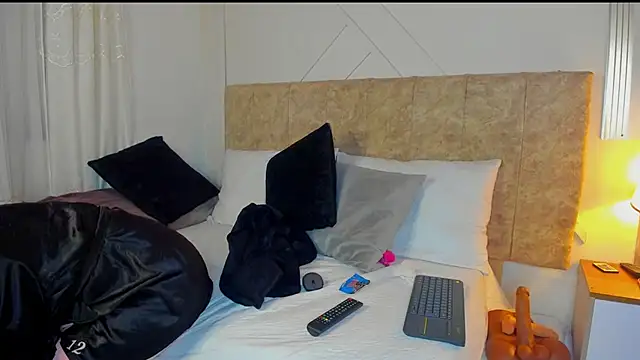 angelinarouse  online show from December 17, 2025, 6:18 am