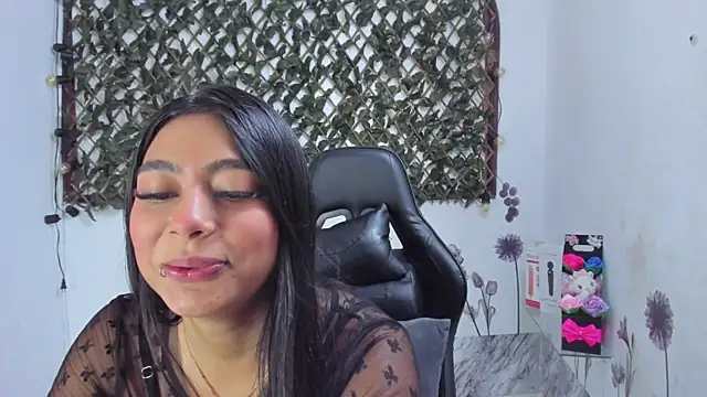 Sarahbrowm  online show from October 21, 2025, 7:02 pm