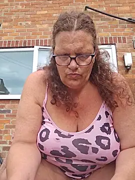 MissQueenBeex online show from June 17, 2026, 8:25 am