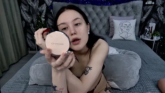 Snapshot of CarolineTenders chatting on December 22, 2025, 1:17 am CarolineTenders online show from December 22, 2025, 1:17 am