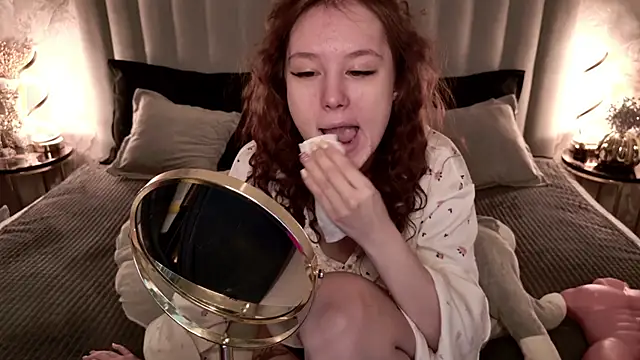 Snapshot of CarolineTenders chatting on April 1, 2026, 1:19 am CarolineTenders online show from April 1, 2026, 1:19 am