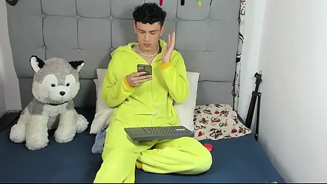 jeims hotboy online show from October 12, 2025, 8:05 am