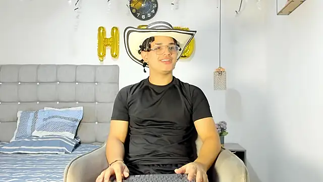 Snapshot of samxx_muscle chatting on January 14, 2026, 3:04 pm samxx muscle online show from January 14, 2026, 3:04 pm