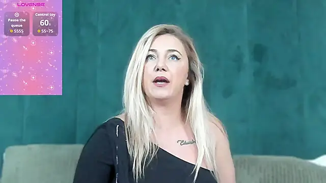 Snapshot of Sophie_Maeve chatting on September 27, 2025, 4:07 am Sophie Maeve online show from September 27, 2025, 4:07 am