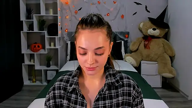 MelanieAlves online show from October 13, 2025, 3:57 pm