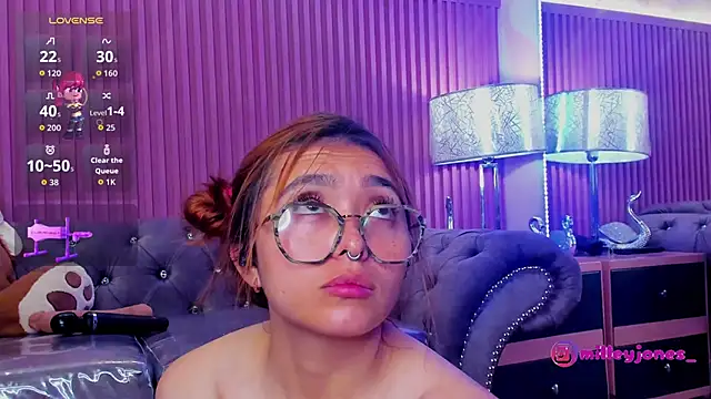 Snapshot of MilleyJones chatting on March 17, 2026, 11:52 pm MilleyJones online show from March 17, 2026, 11:52 pm