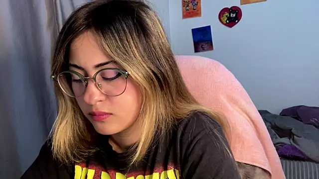 Snapshot of emma__bell_ chatting on October 24, 2025, 10:09 pm emma bell online show from October 24, 2025, 10:09 pm