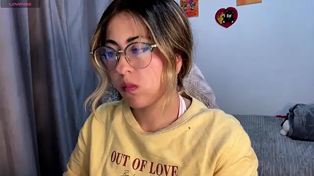 Snapshot of emma__bell_ chatting on November 3, 2025, 10:57 pm emma bell online show from November 3, 2025, 10:57 pm