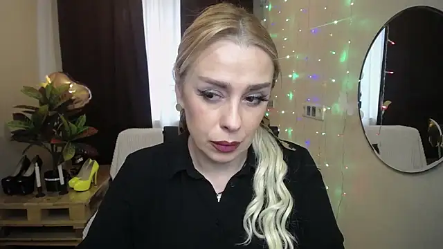 Snapshot of KatrinaCharm chatting on March 22, 2025, 1:19 pm KatrinaCharm online show from March 22, 2025, 1:19 pm