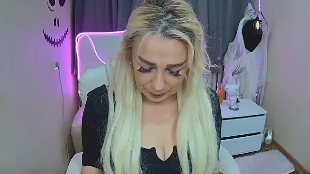 Snapshot of KatrinaCharm chatting on October 11, 2025, 12:17 pm KatrinaCharm online show from October 11, 2025, 12:17 pm