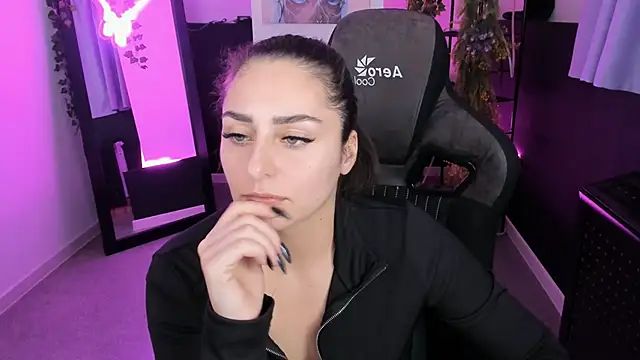 ValeriiMills online show from November 8, 2025, 4:43 pm