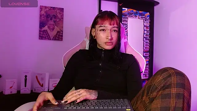 SharaRoss1 online show from May 16, 2026, 8:41 pm