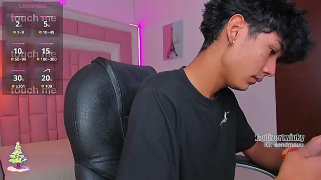 OliverTwinky online show from November 26, 2025, 1:44 pm