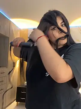 Snapshot of Kariina__69 chatting on December 19, 2025, 3:43 am Kariina 69 online show from December 19, 2025, 3:43 am