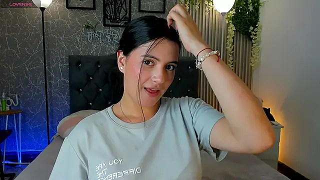 mialeia01 online show from February 5, 2026, 7:43 pm