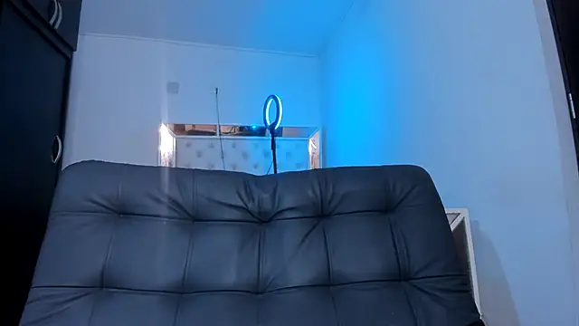 Snapshot of Bella__hamilton chatting on December 17, 2025, 1:10 am Bella hamilton online show from December 17, 2025, 1:10 am