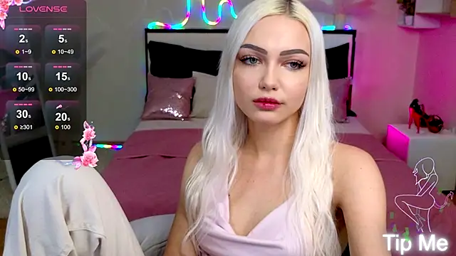 LinaLirian online show from October 3, 2025, 2:07 pm