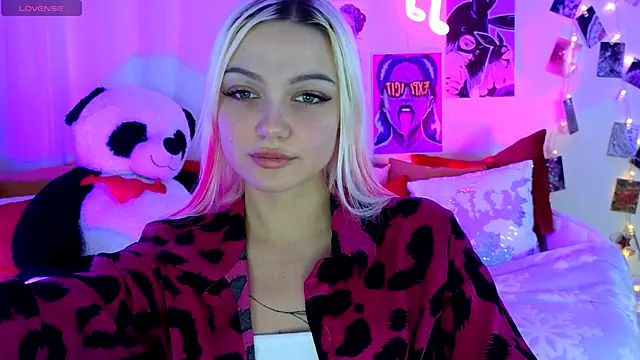 LinaLirian online show from November 18, 2025, 2:53 pm