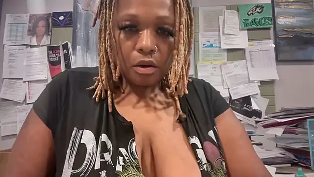 Snapshot of RoyalQueen2u chatting on June 15, 2026, 5:18 am RoyalQueen2u online show from June 15, 2026, 5:18 am