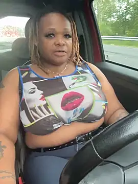 Snapshot of RoyalQueen2u chatting on April 25, 2026, 10:18 pm RoyalQueen2u online show from April 25, 2026, 10:18 pm