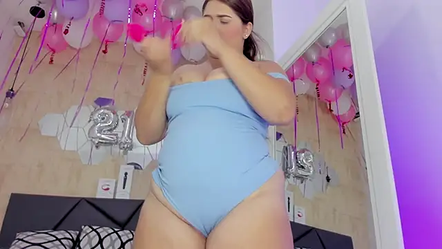 valentina-diiaz online show from October 17, 2025, 1:57 pm