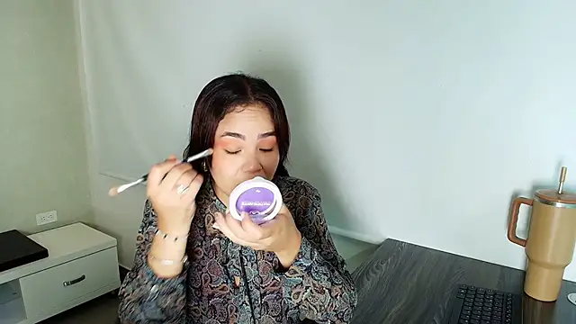  Victoria Collins online show from November 6, 2025, 10:52 am