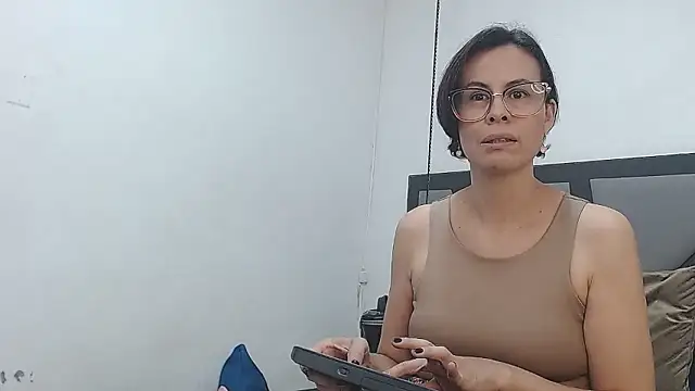 amanda ramirez online show from April 7, 2026, 9:49 pm