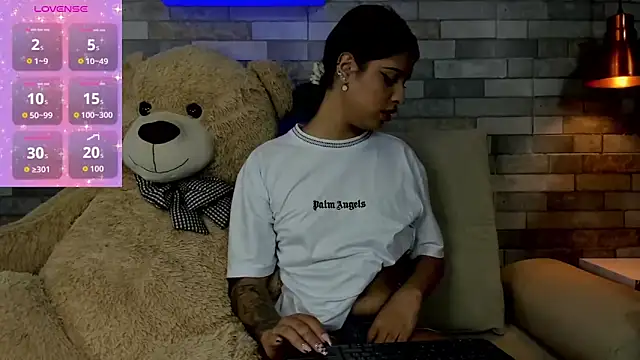 Snapshot of DixyPalmer chatting on November 9, 2025, 7:40 pm DixyPalmer online show from November 9, 2025, 7:40 pm